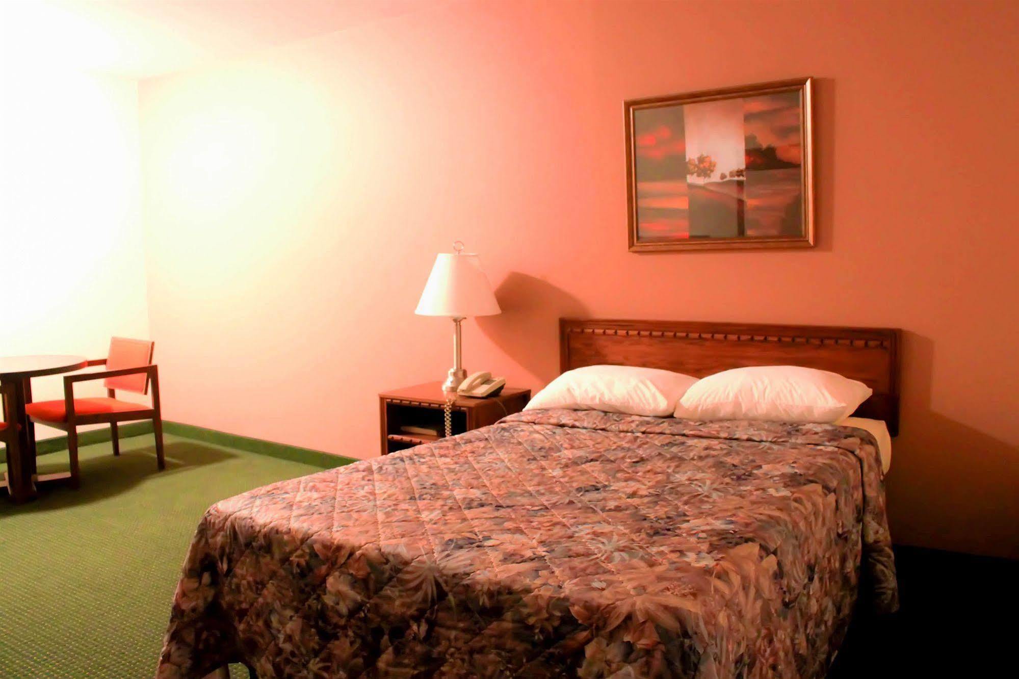 Fort Nelson Hotel Екстер'єр фото